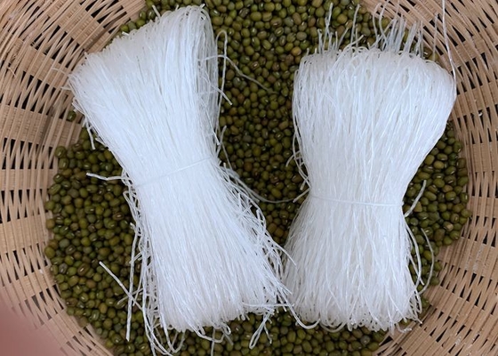 Klare asiatische chinesische Suppennudeln Mung Bean Glass Noodles Thick