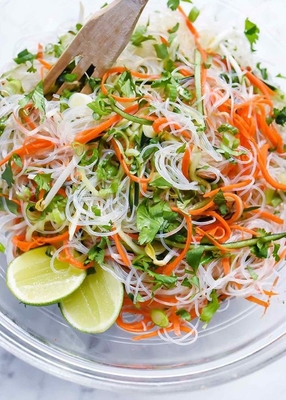 Klare asiatische chinesische Suppennudeln Mung Bean Glass Noodles Thick